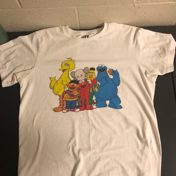 Kaws x Uniqlo Sesame Street group #2 - Picture 1 of 5